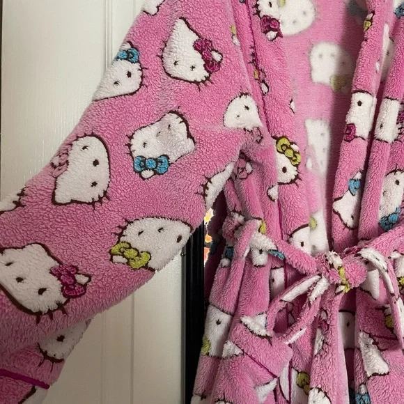 Hello Kitty Robe - Picture 3 of 7